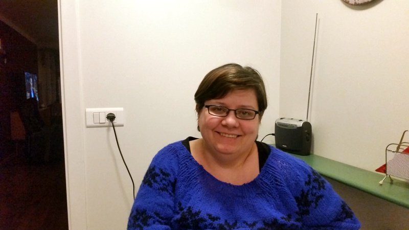 Eydís Bára í peysu sem hún hafði nýlokið við. Aðsendar myndir.