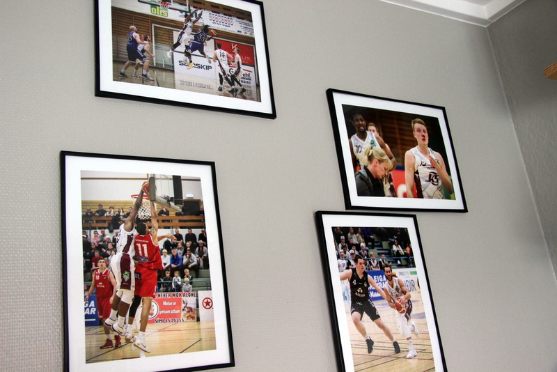 Skemmtilegar myndir Hjalta Árna hanga á veggjum Sauðárkróksbakarís í Sæluviku. PF