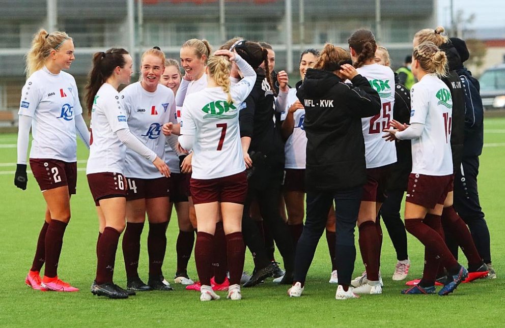 Stólastúlkur fagna sigri í leikslok. MYND: ÓAB