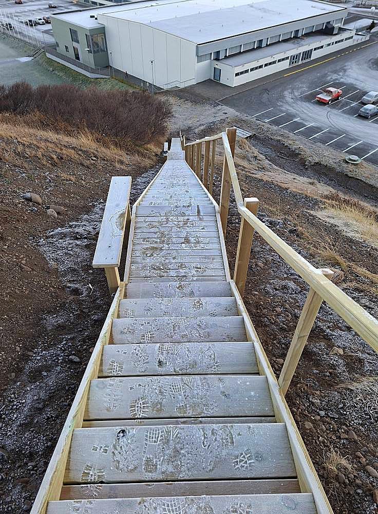 Þau munu vera 163 þrepin upp á Nafirnar. MYND: Þ.HANSEN EHF