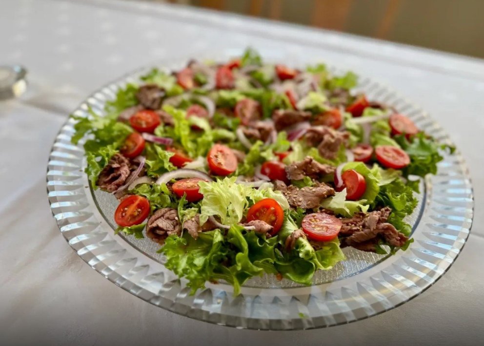 Nautakjötssalat með límónu og engifersósu. MYNDIR TEKNAR AF ALBERTELDAR.IS