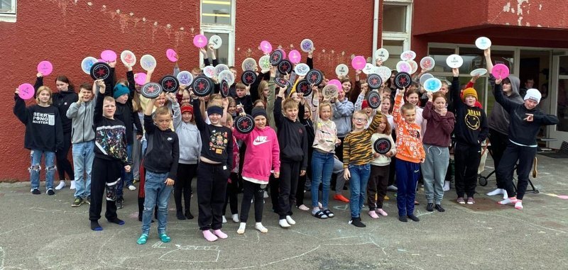 Kátir krakkar á Skagaströnd með nýju folf diskana sína. Mynd: Hofdaskoli.is.