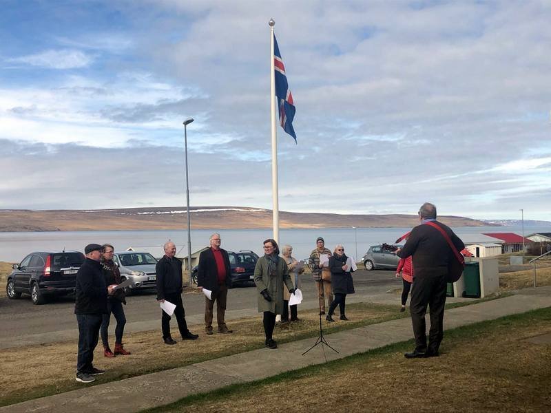 Kirkjukór Melstaðarprestakalls fagnaði sumrinu við sjúkrahúsið á Hvammstanga. Mynd:hunathing.is