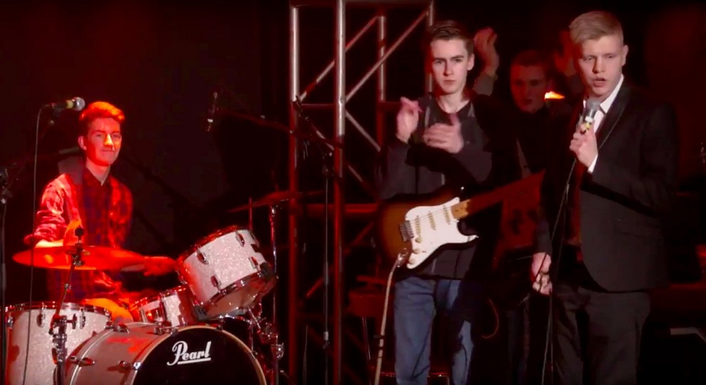 Einar Örn Gunnarsson sigraði Söngvakeppni NFNV. Mynd/Skjáskot af myndkeiði Skottu Film.