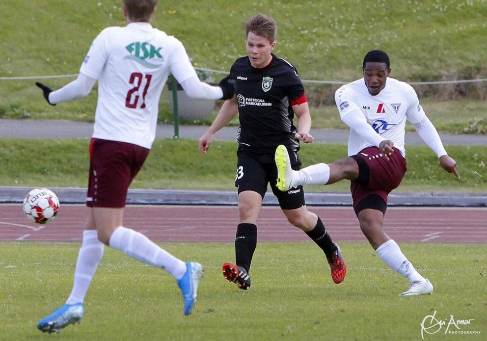 Kyen Nicholas skorar þriðja og síðasta mark leiksins í gær með þrumuskoti. MYND: ÓAB