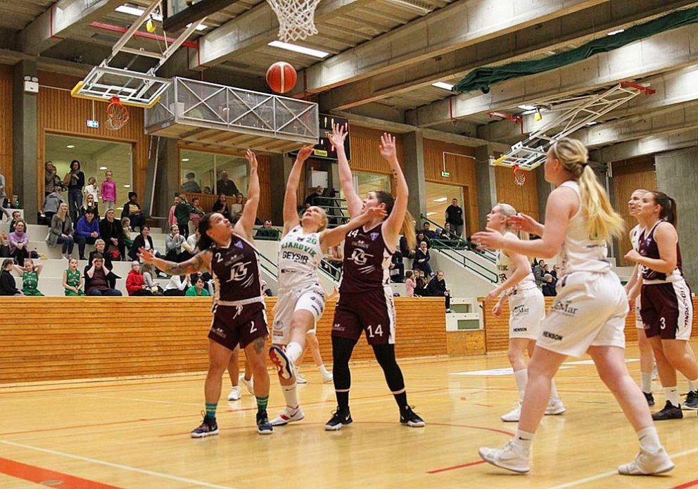 Úr leik Njarðvíkur og Tindastóls. MYND AF KARFAN.IS