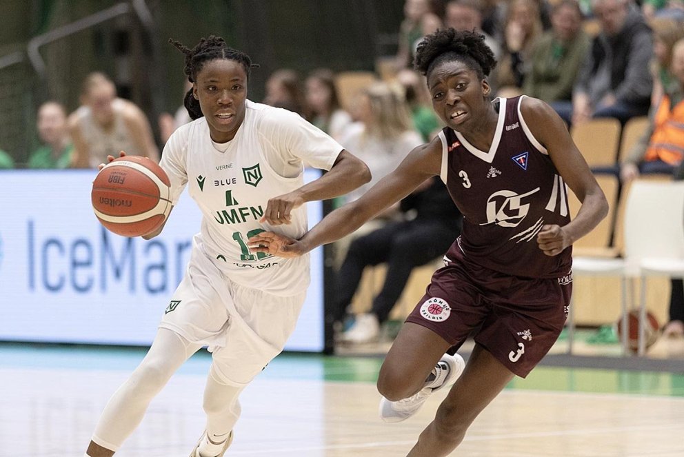 Oceane reynir að hafa hemil á Brittany Dinkins. VF-MYND: Hilmar Bragi Bárðarson