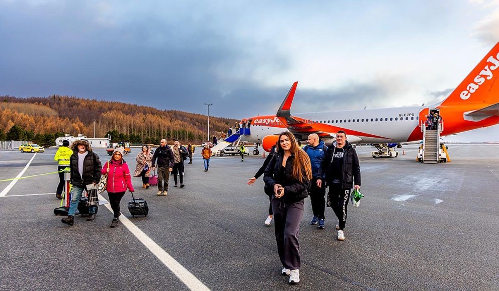 Farþegar easyJet við komuna til Akureyrar. AÐSEND MYND