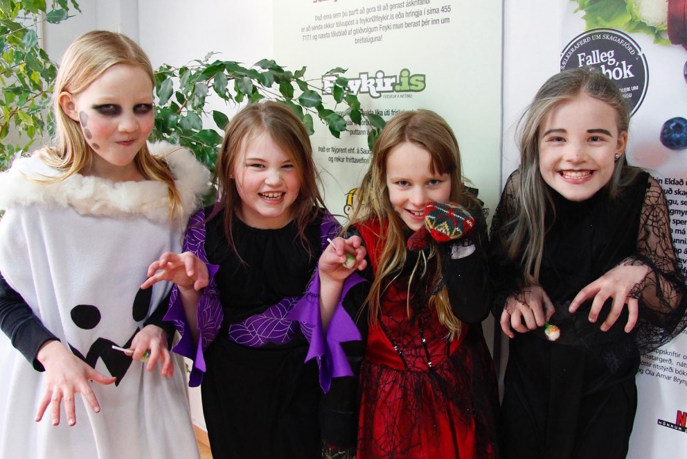 Nornir og vampíra sýna hvernig nornir og vampírur haga sér. MYND: ÓAB