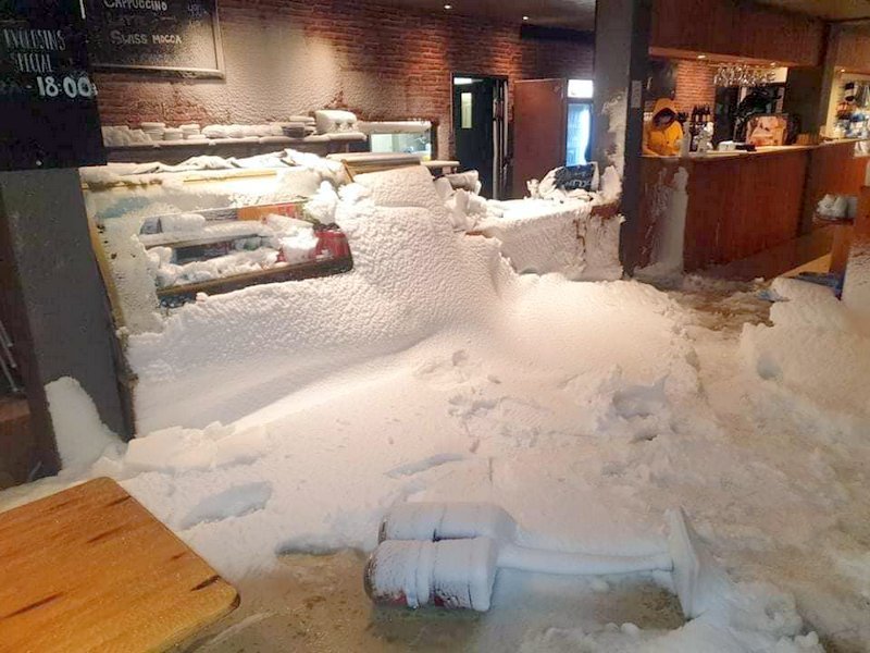 Útidyrahurðin á North West Hotel & Restaurant í Víðigerði sprakk upp í óveðrinu sem geisaði aðfararnótt mánudags en sterkur vindurinn stóð beint upp á hana. Myndir af Facebook-síðu North West Hotel & Restaurant.