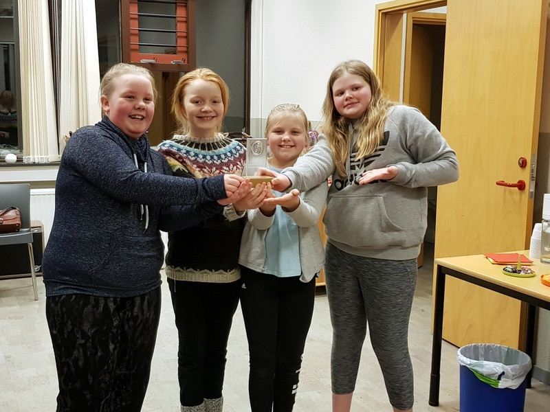 Stúlkurnar frá Tónadansi, alsælar með verðlaunagripinn. Mynd: Kristín Halla Bergsdóttir.