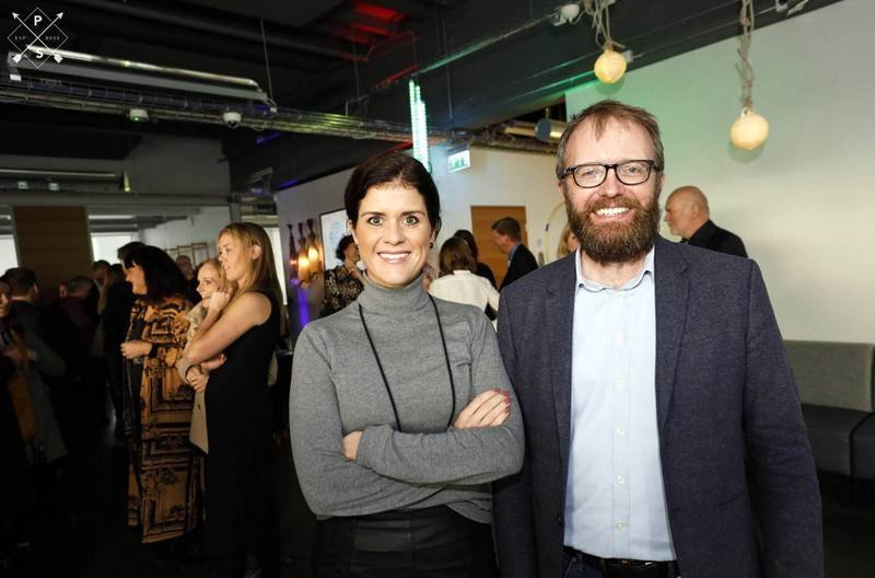 Þórdís Kolbrún R. Gylfadóttir, nýsköpunarráðherra og Guðmundur Hafsteinsson, formaður stýrihóps. Mynd af vef Stjórnarráðsins.