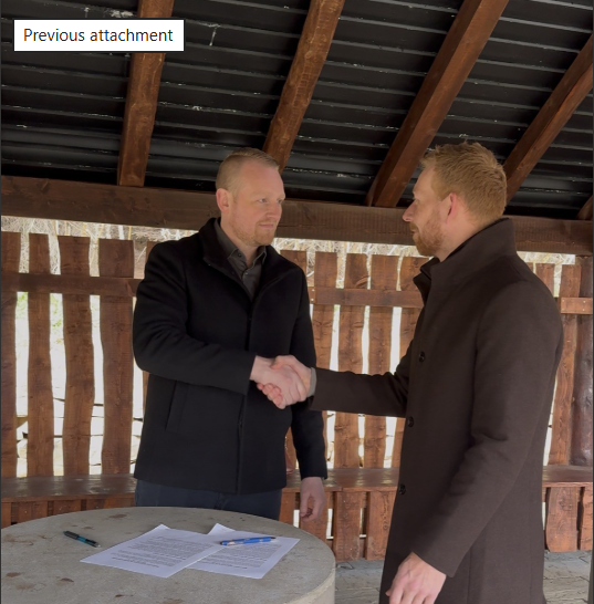 Oddvitarnir Eyþór og Magnús handsala samkomulagið. MYND: PALLI FRIÐRIKS