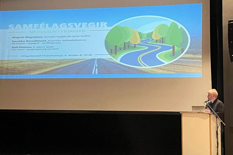 Haraldur Benediktsson í pontu í Félagsheimilinu á Hvammstanga. Mynd: Magnús Magnússon.