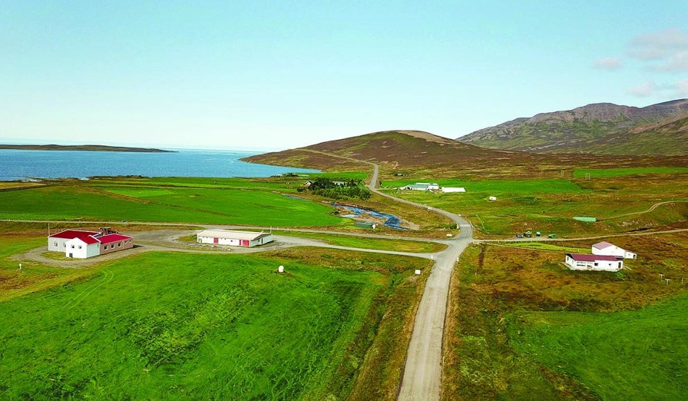 Horft yfir Nýrækt og Ketilás úr suðri sumarið 2018. Lengst til hægri (austast) eru bæjarhús Nýræktar. Vinstra megin, vestan Ólafsfjarðarvegar, er verslunarhús Kaupfélags Skagfirðinga og félagsheimilið Ketilás en þessar byggingar eru í landi Nýræktar. Lambanesás ber við himin nærri miðri mynd, Miklavatnið og Haganesið til vinstri. MYND ÚR BYGGÐASÖGU SKAGAFJARÐAR IX. BINDI / HJALTI PÁLS
