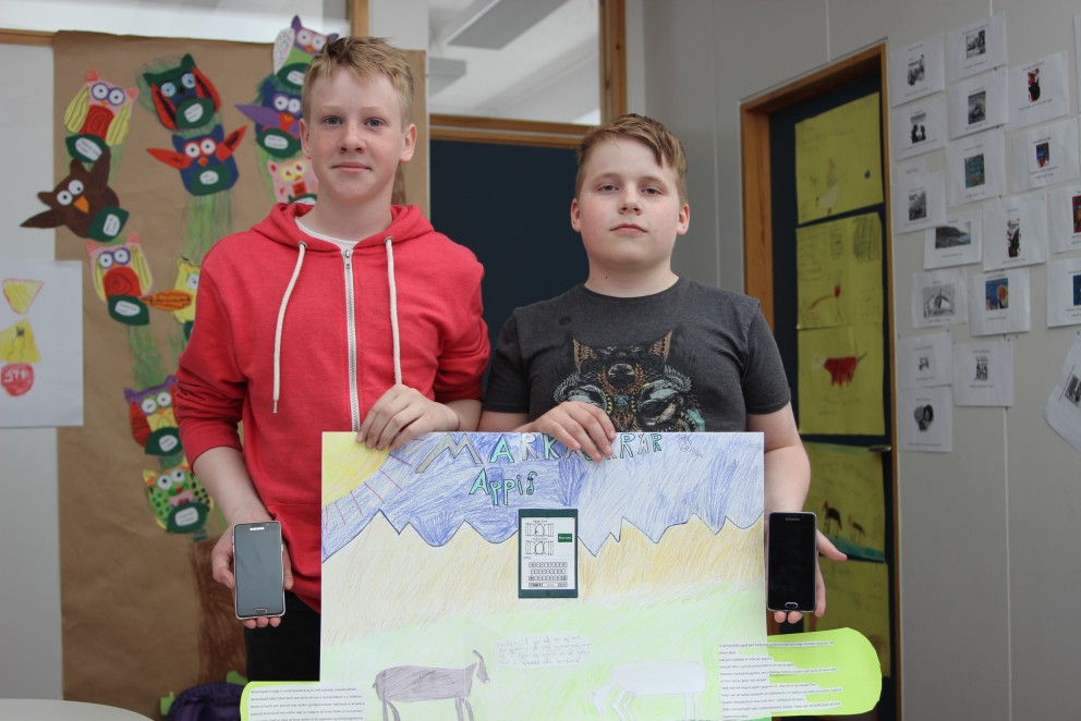 Óskar og Þórarinn með veggspjald sem lýsir verðlaunahugmyndinni og símana sem þeir fengu í verðlaun auk verðlaunagrips. Mynd: KSE