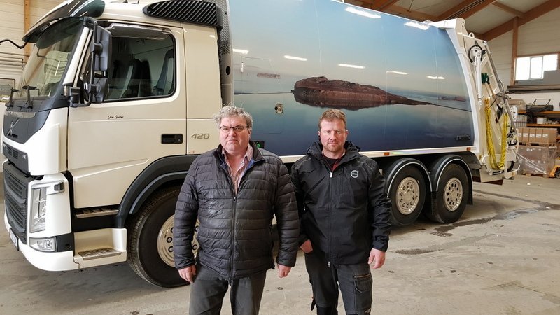 Ómar Kjartansson, eigandi ÓK gámaþjónustu og Jón Guðni Karelsson , bílstjóri, við nýja bílinn. Mynd: PF.