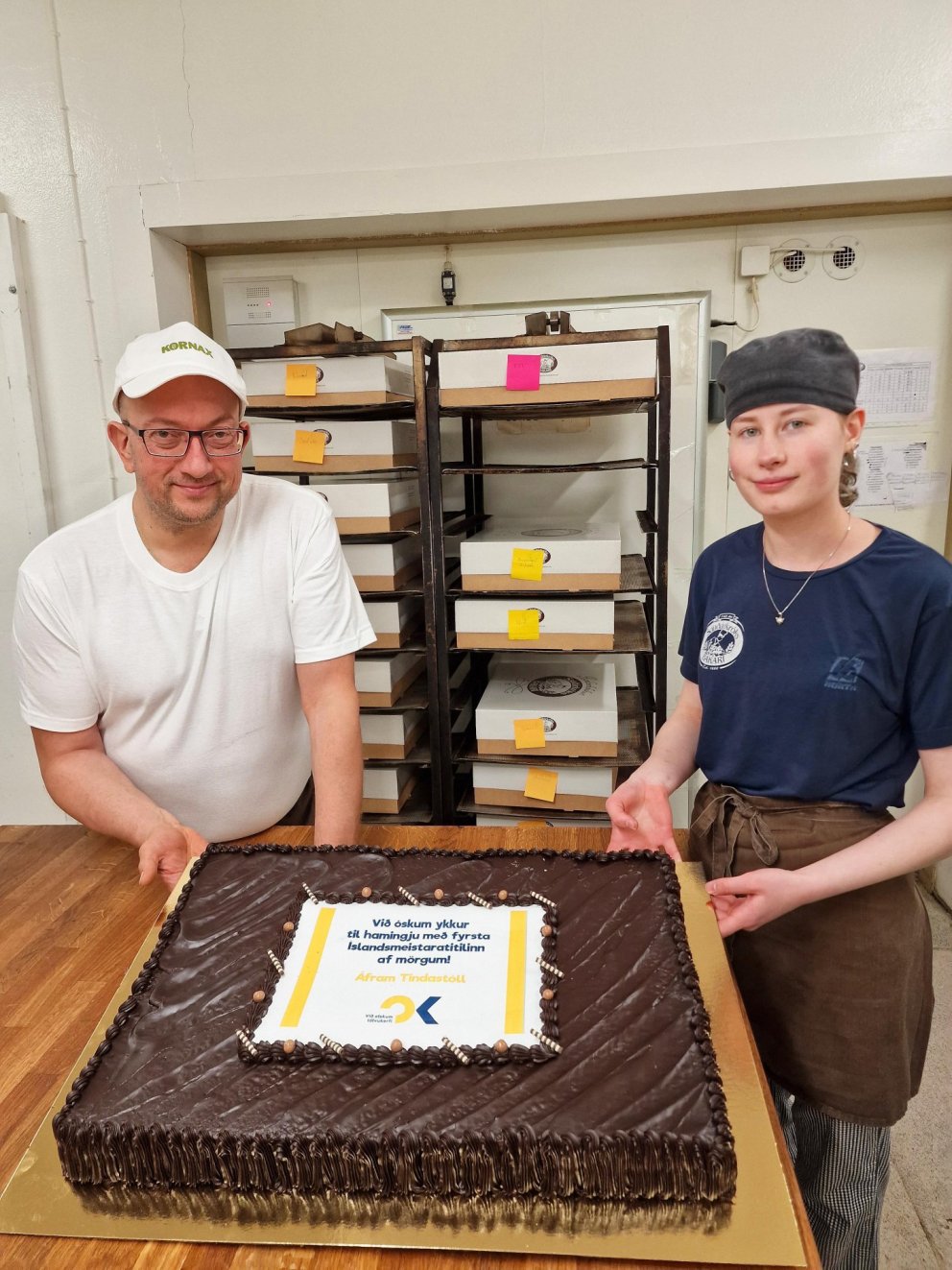 Karsten og Hugbjört bakaranemi við eina kökuna. MYND AÐSEND