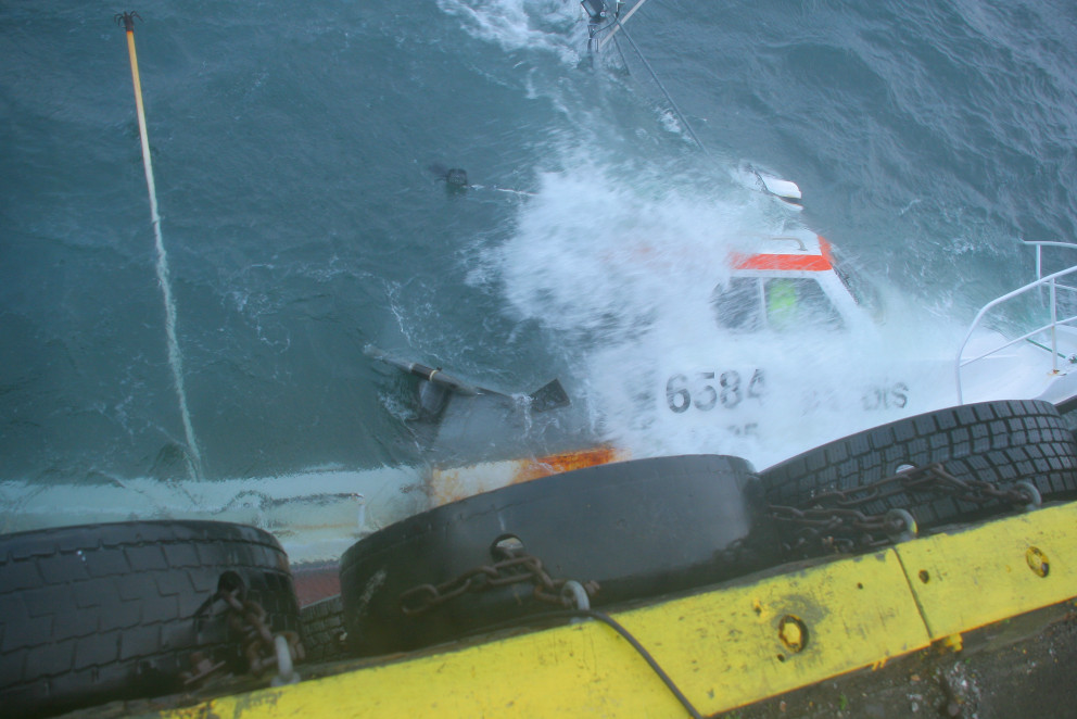 Hafdís HU marandi í kafi í Skagastrandarhöfn. Mynd: Ólafur Bernódusson.