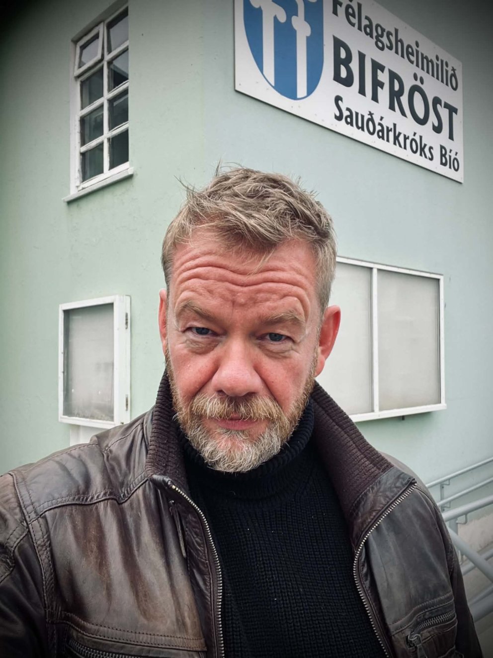Ólafur fyrir utan leikhúsið. Mynd: Aðsend.