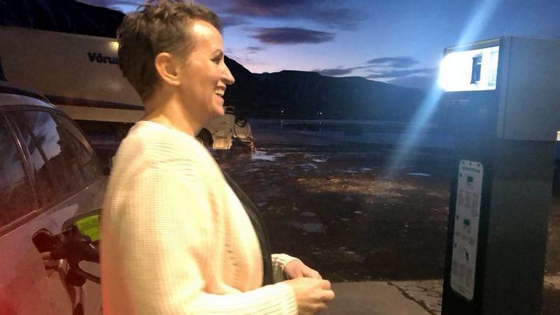 Rúna Júlíusdóttir, útibússtjóri, vígir nýju dæluna. Mynd: Facebooksíðan Verslunin Ketilás.