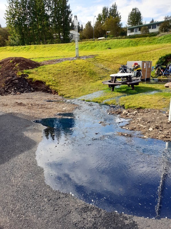 Hér sést hvar olía rennur eftir jarðvegi og plani þegar mikið agn olíu lak úr nýjum tanki Olís í Varmahlíð.Aðsend mynd.