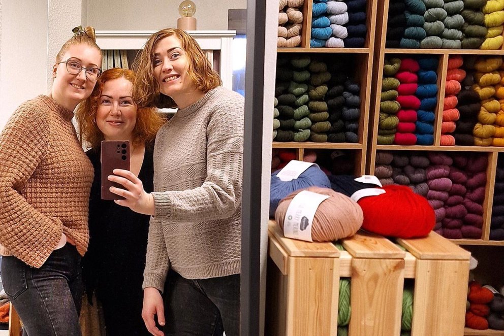 Systur. Ólína Björk á og rekur Drangey Studio, Rannveig er með RA handlitun og Helgarut á  Rendur sem flytur inn garn og fylgihluti.