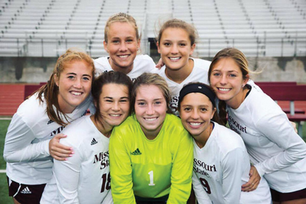 Ólína Sif, efri röð (tvær stúlkur) til vinstri, ásamt nokkrum stöllum sínum í Missouri State Bears. MYND AF FB-SÍÐU ÓLÍNU