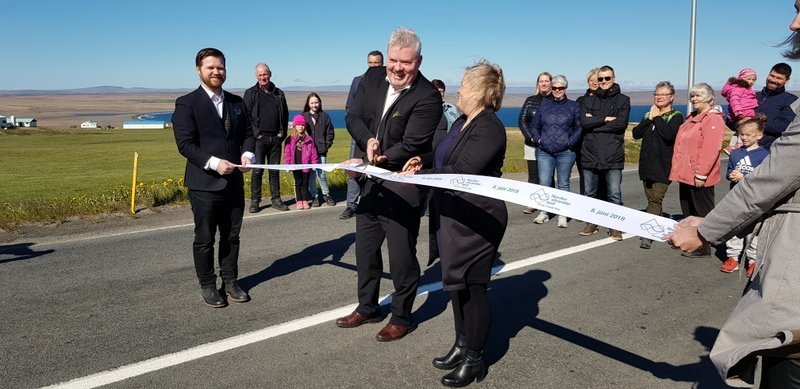 Sigurður Ingi Jóhannsson, samgönguráðherra og Arnheiður Jóhannsdóttir, framkvæmdastjóri Markaðsstofu Norðurlands klippa á borða við upphaf Norðurstrandarleiðar við Hvammstanga. Björn H. Reynisson, verkefnastjóri áfangastaðaáætlunar og rannsókna hjá MN og Christiane Stadler, verkefnisstjóri Norðurstrandarleiðar, strekkja á borðanum. Mynd: PF.