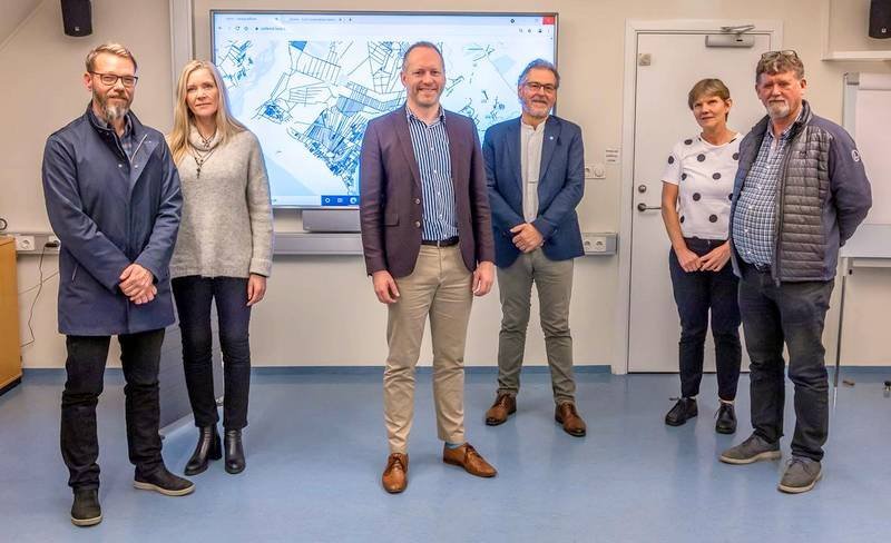 Opnun upplýsingavefs um votlendi. F.v. Sigmundur Helgi Brink sérfræðingur og Þórunn W. Pétursdóttir frá Landgræðslunni, Guðmundur I. Guðbrandsson umhverfis- og auðlindaráðherra, Árni Bragason landgræðslustjóri, Fanney Ósk Gísladóttir og Jón Guðmundsson frá Landbúnaðarháskóla Íslands. Mynd af stjornarradid.is.