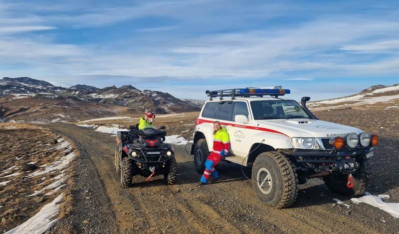 Björgunarfólk á leið til aðstoðar í gær. Aðsend mynd.