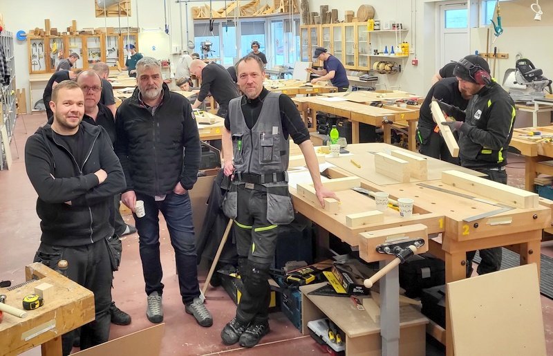 Mynd: Óskar Már Atlason deildarstjóra tréiðna, Þorvaldur E. Þorvaldsson og Kristján Örn Helgason starfsmenn sveinsprófnefndar, og Víðir Pétursson sveinsprófstaki. Mynd: PF.
