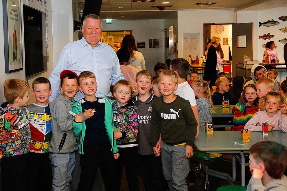 Óskar í sprækum hópi nemenda í mötuneyti Árskóla.  MYNDIR: GG