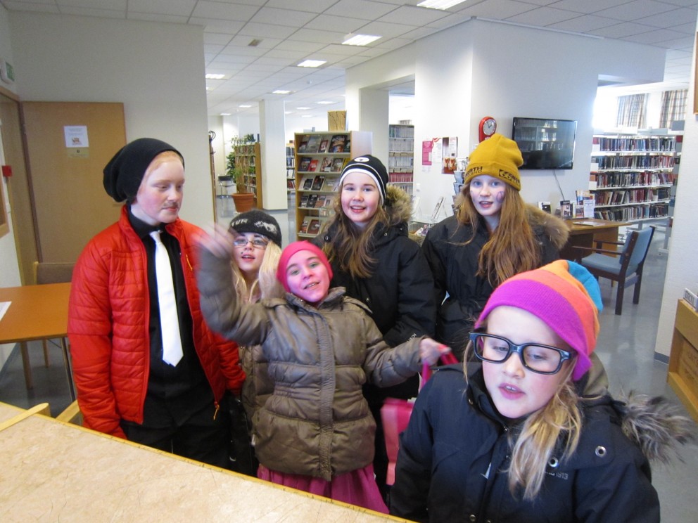 Bókasafnið á Hvammstanga er vinsæll viðkomustaður á öskudaginn. Myndir: Guðmundur Jónsson.