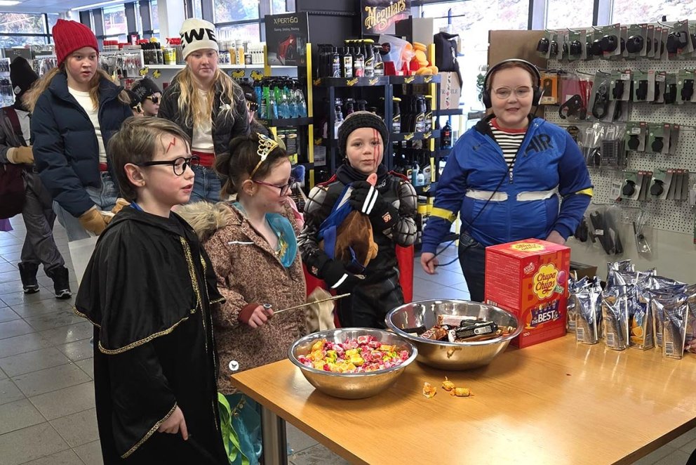 Það var komin biðröð við sameiginlega nammistöð bílaverkstæðis KS, Tengils og Nýprents fljótlega eftir að Kjarninn opnaði í morgun. MYNDIR: SIGGA