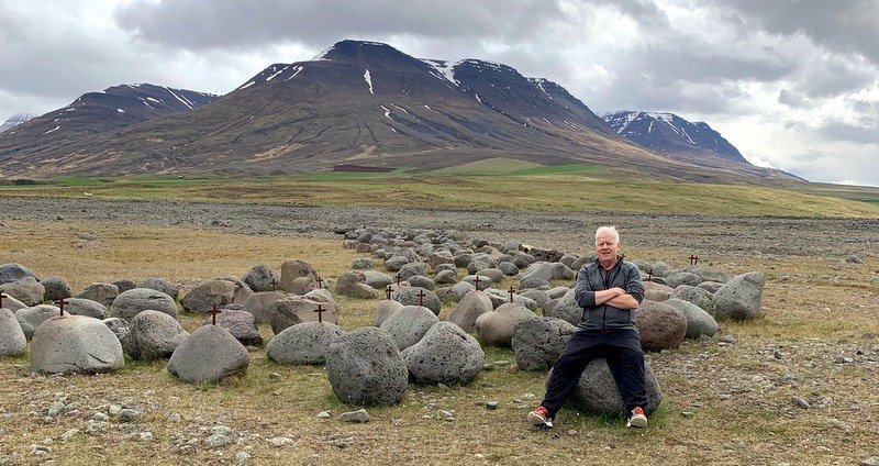 Óttar Guðmundsson geðlæknir og Sturlungaáhugamaður við steinaher Haugsnesbardaga. Óttar ætlar að taka Guðmund biskup fyrir og segja frá því hvernig hann þvælist inn í allar þær innanlandsdeilur sem áttu sér stað á Sturlungatímanum. Mynd af Facebook.