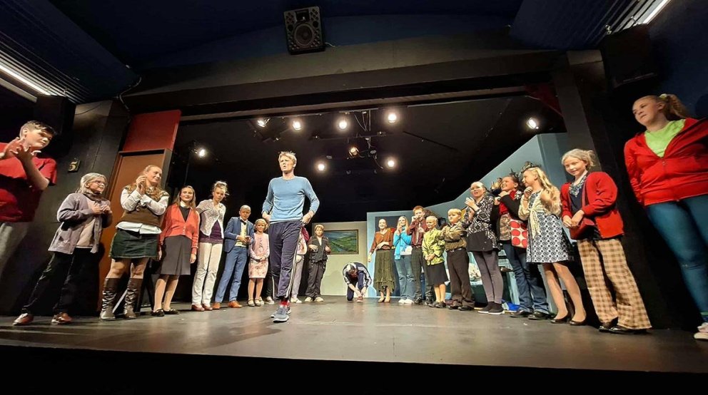 Leikhópurinn á sviði Bifrastar. MYNDIR: KSE