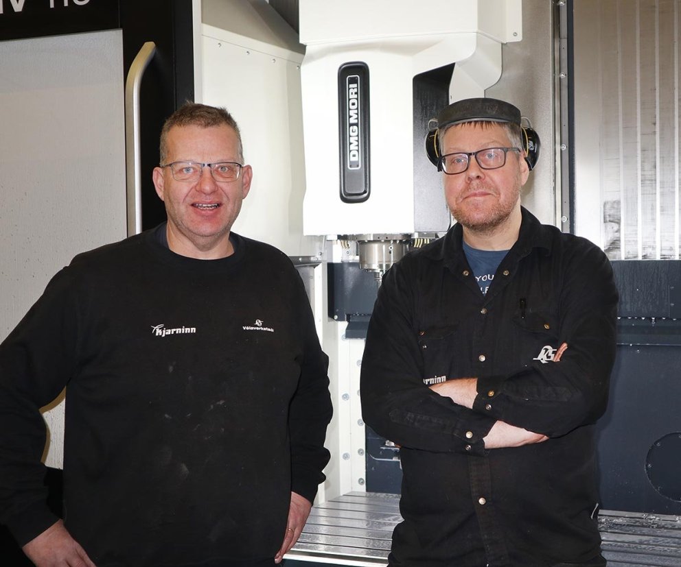 Páll Sighvatsson og Rúnar Hjartarson fyrir framan nýju vélina. MYND: GG
