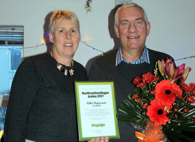 Ása Sigurrós Jakobsdóttir ásamt manni sínum og manni ársins 2017 á Norðurlandi vestra. Mynd: FE.