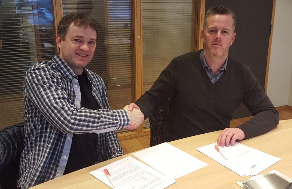Frá vinstri á mynd: Ólafur Kárason, framleiðslustjóri PAPCO og Sigurður Pálsson, rekstrarstjóri Fjölnet Reykjavík handsala samninginn.