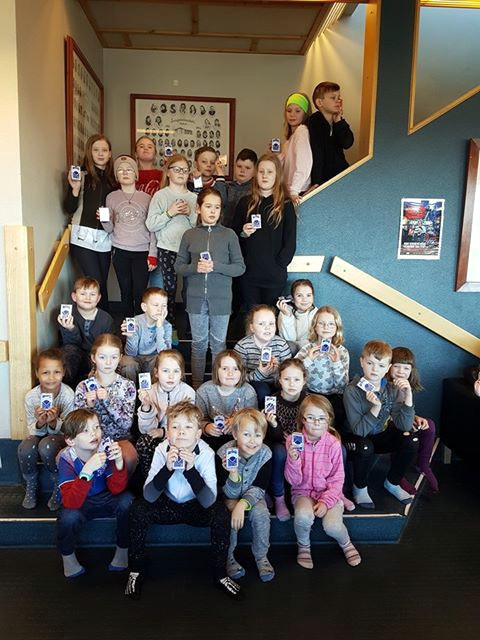 Lestrarhestarnir með spilastokkana sína. Mynd: grunnskoli.hunathing.is