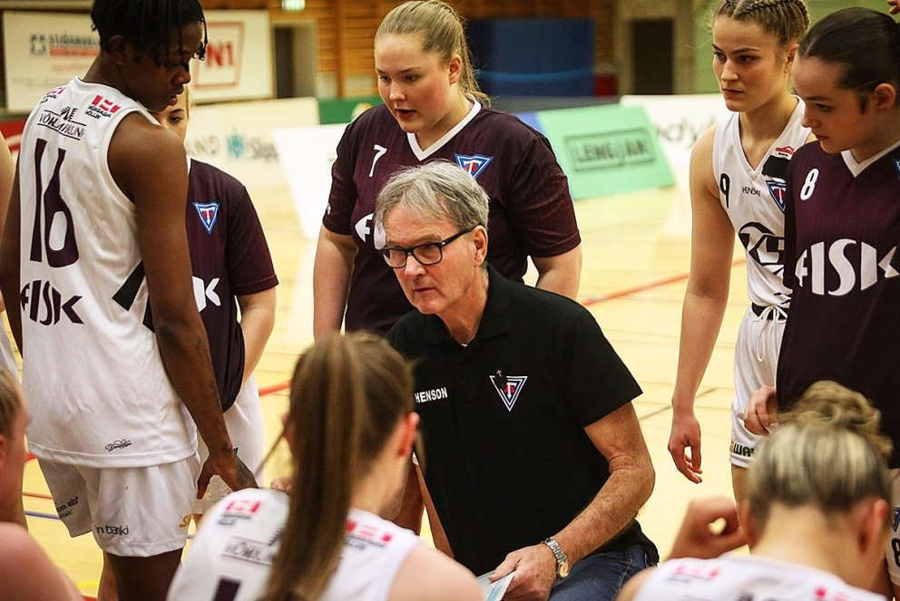 Pat Ryan, þjálfari kvennaliðs Tindastóls, fer yfir málin með stúlkunum. MYND: HJALTI ÁRNA