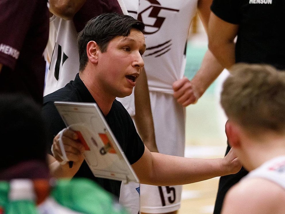 Pavel fer með sakramentið í leikhléi fyrr í vetur. MYND: DAVÍÐ MÁR