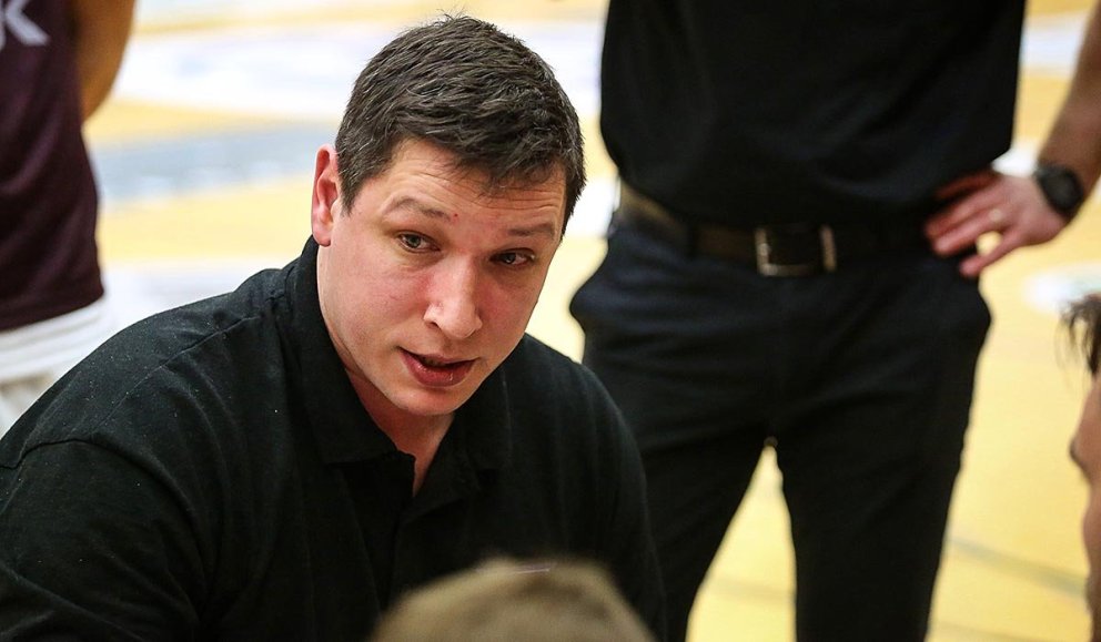 Pavel fer yfirvegaður yfir málin með sínum mönnum. MYND: HJALTI ÁRNA