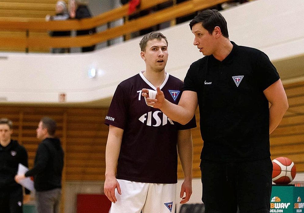 Pavel og Pétur ræða landsins gagn og nauðsynjar ... körfubolta. MYND: DAVÍÐ MÁR
