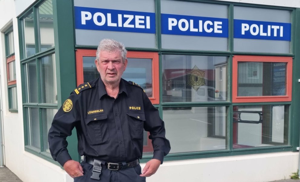Yfirlögregluþjónninn fyrir utan Lögreglustöðina á Króknum. Mynd: HMJ