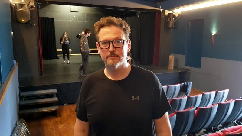 Eftir langa og stranga æfingu er höfundur og leikstjóri Á frívaktinni látinn stilla sér upp fyrir myndatöku. Mynd: PF.