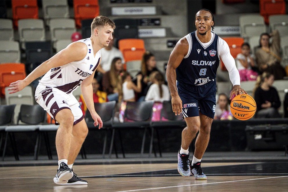 Pétur stendur vörnina í Bratislava. MYND AF SÍÐU ENBL-DEILDARINNAR