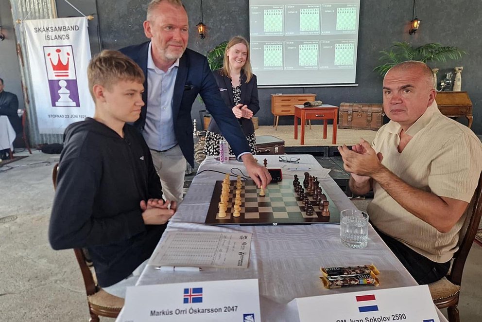 Þeir eru margs konar viðburðirnir sem sveitarstjórar taka þátt í. Hér er Pétur sveitarstjórir Húnabyggðar.viðstaddur Opna Íslandsmeistaramótið í skák í júní. „Á myndinni er ég að taka fyrsta leikinn fyrir Markús Orra Óskarsson, sem er ungur og mjög efnilegur skákmaður. Hann var með hvítt á móti stigahæðsta skákmanni mótsins, Ivan Sokolov,“ segir á Facebook-síðu Péturs.