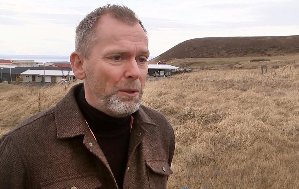 Pétur Arason sveitarstjóri í Húnabyggð. Í bakgrunni má sjá svæðið þar sem ný íbúðabyggð mun rísa. SKJÁMYND AF RÚV